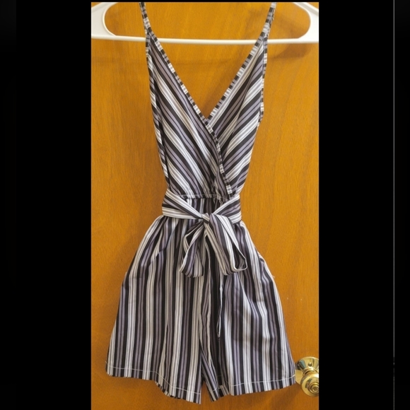 ♥︎Romper♥︎ - Picture 3 of 12